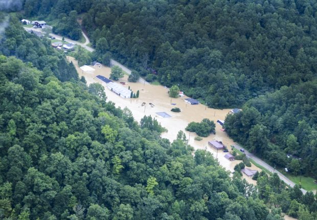 ”Totul e distrus”. Cel puțin 37 de oameni au murit alți sute sunt dați dispăruți, în urma inundațiilor devastatoare din Kentucky