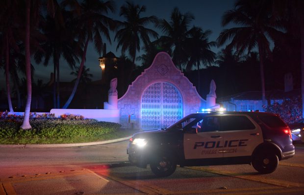Percheziții FBI la reședința lui Donald Trump, Mar-a-Lago. „Mi-au spart seiful”, spune fostul președinte american. Motivul descinderii