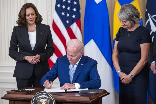 Biden a semnat documentele prin care SUA aprobă aderarea Finlandei și Suediei la NATO