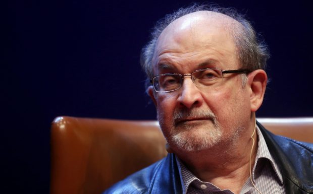Trăiește, dar ”veștile nu sunt bune”. Detalii despre starea lui Salman Rushdie, după ce a fost înjunghiat pe o scenă din New York