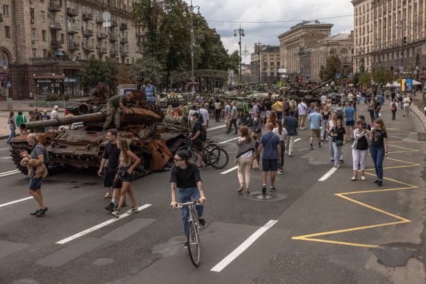 Ucrainenii au organizat la Kiev, chiar înainte de Ziua Independenței, „parada” tancurilor rusești distruse. Ce glumă circulă în mediul online