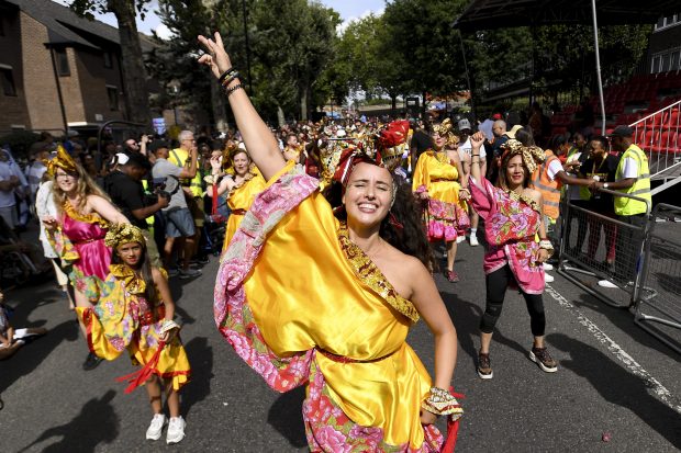 Carnavalul Notting Hill a revenit pe străzile din Londra, pentru prima dată de la începutul pandemiei. Imagini de la celebrele defilări