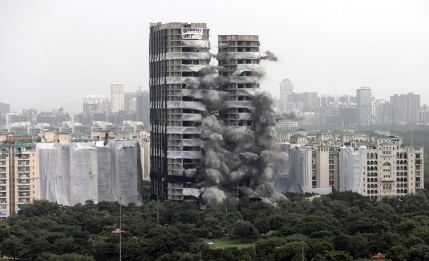 Doi zgârie-nori construiţi ilegal, demolați în câteva secunde, în India. Mii de oameni au fost evacuați | VIDEO