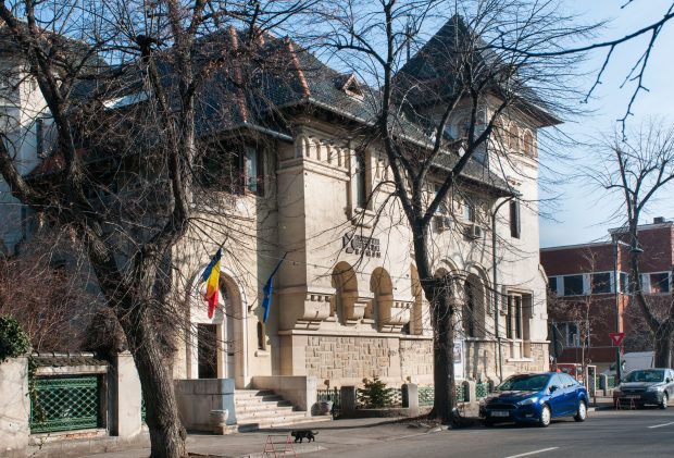 Pe fundalul anunțului măririi salariilor bugetarilor, zeci de angajați au dat în judecată ICR după ce le-au fost micșorate lefurile