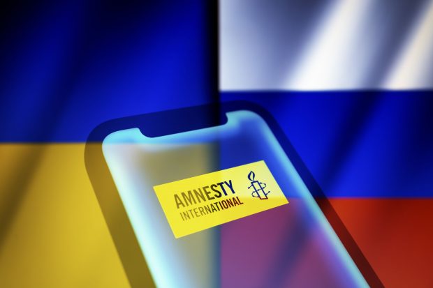 Zeci de demisii la Amnesty International, în semn de protest faţă de raportul despre practicile armatei ucrainene