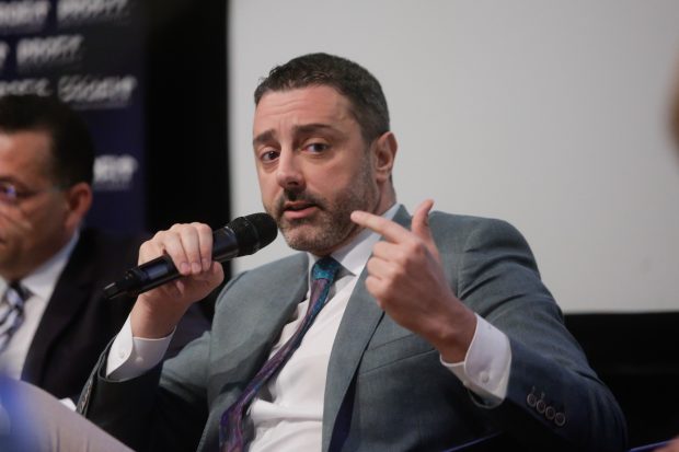 Mutat în urmă cu 20 de ani în România, un sicilian s-a izbit rapid de câteva metehne: „Aici am învățat că «imediat» înseamnă «indefinit»”. Cum a reacționat când cineva a încercat să-i dea șpagă