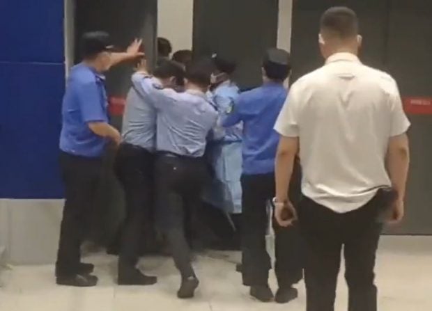 Un magazin din Shanghai, la un pas să fie carantinat cu tot cu clienți. Ce a urmat – VIDEO