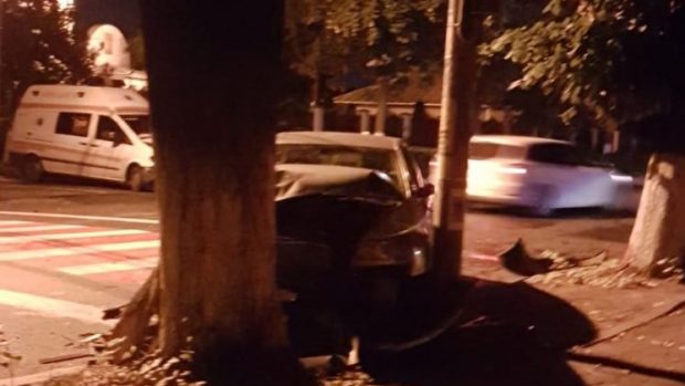 Două persoane au fost rănite într-un accident în care a fost implicată o ambulanță, în orașul Buzău