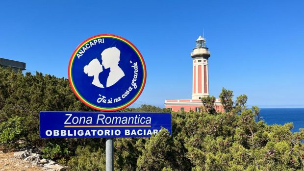 Insula italiană unde „sărutul e obligatoriu”. Zonele romantice sunt semnalizate