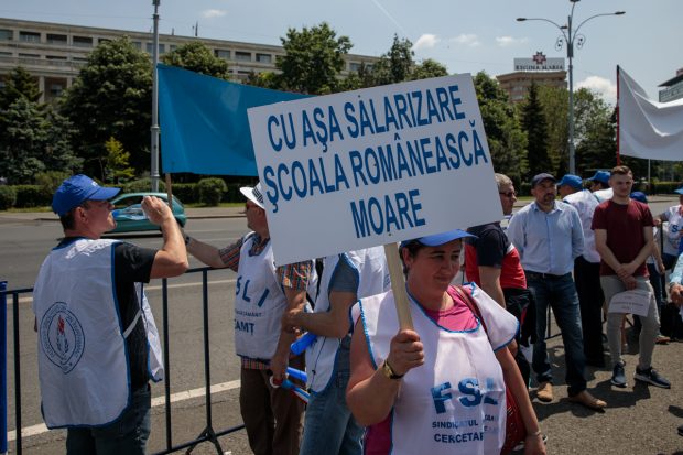 Noua lege a educației schimbă modul de acordare a gradațiilor de merit pentru profesori. „Acum nu ia cine merită, ia cine trebuie”