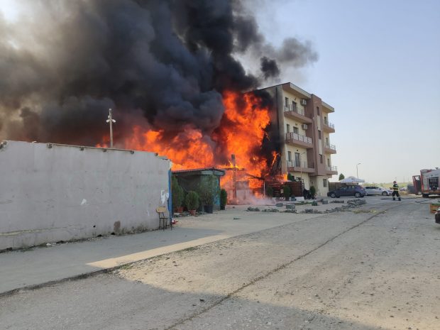 Incendiu violent la o biserică din Constanța. Flăcările s-au extins și la un bloc de locuințe