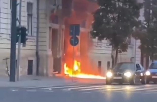Un bărbat a incendiat ușa Primăriei Cluj-Napoca cu benzină