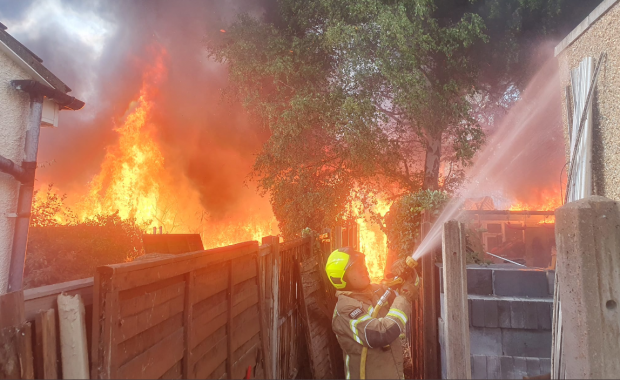 Incendiu violent în apropiere de Aeroportul Heathrow din Marea Britanie. Flăcările, văzute din aer de pasagerii avioanelor care aterizau
