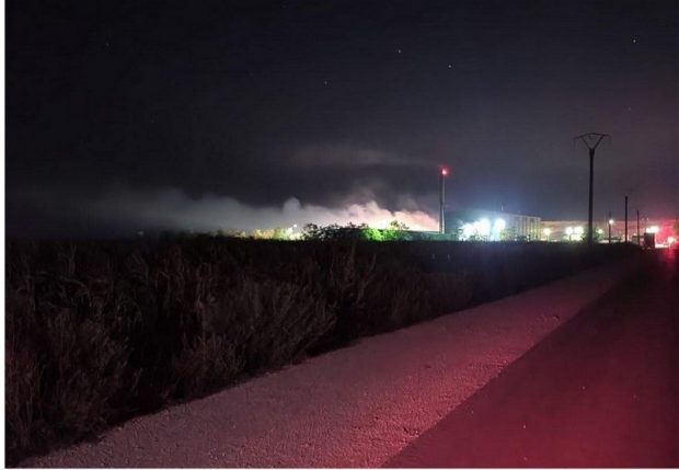 Pompierii încearcă de mai bine de 12 ore să stingă un incendiu la o hală de sortare a deșeurilor din Slobozia