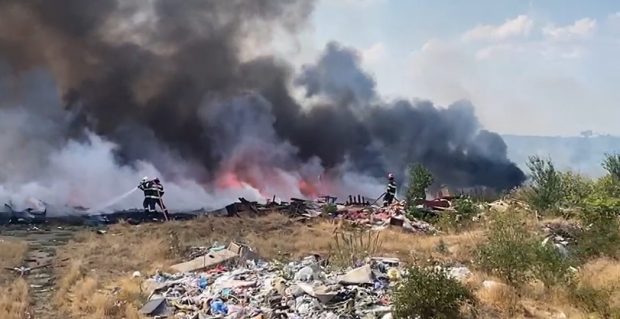 Incendiu de vegetaţie uscată în Arad. Focul a cuprins panourile fonoabsorbante de pe marginea autostrăzii