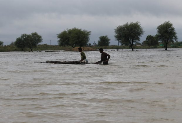 Peste 900 de persoane, inclusiv sute de copii, au murit din cauza inundațiilor din Pakistan