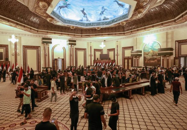 Palatul Republicii, luat cu asalt în timpul protestelor violente din capitala Irakului. Apeluri internaționale la calm