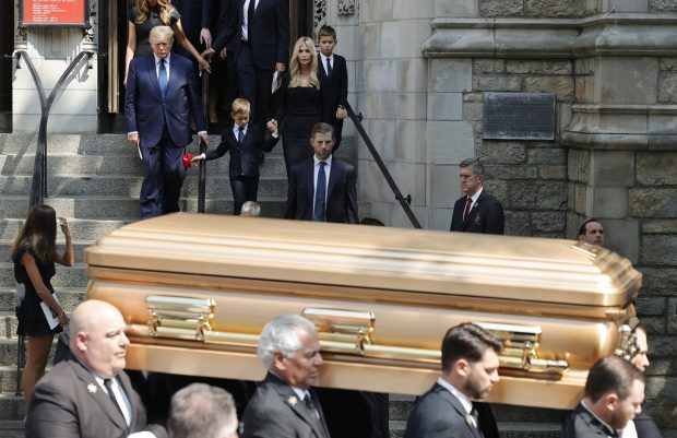 Donald Trump și-a îngropat fosta soție, Ivana, pe terenul lui de golf, ca să nu mai plătească taxe și impozite