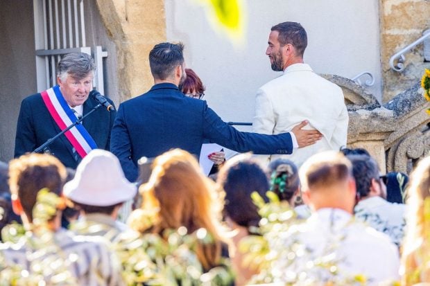 Creatorul de modă Simon Porte Jacquemus s-a căsătorit cu iubitul, cu Marco Maestri. La ceremonie a participat și o vedetă cu origini românești