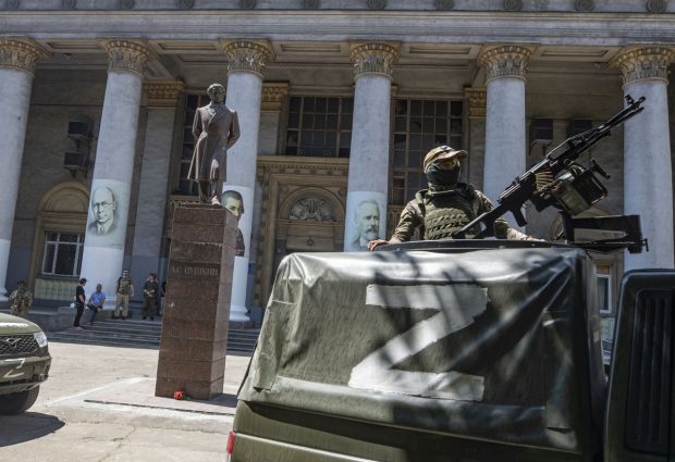 The New York Times: Rusia instalează cuști în clădirea filarmonicii din Mariupol ca să-i judece pe soldații ucraineni