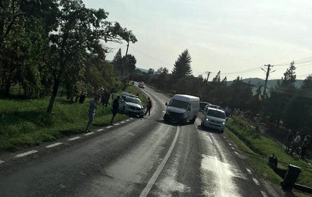 Polițiști din Buzău răniți după ce un șofer a lovit autospeciala de poliție. Bărbatul a crezut că e radar şi a vrut să frâneze