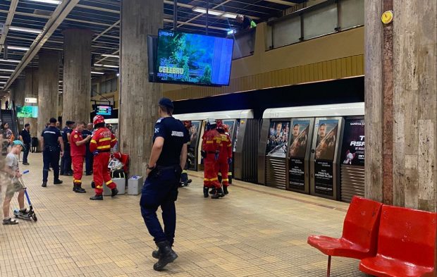 Incident la metrou. Un bărbat a murit în stația Piața Unirii, după ce a sărit de pe peron
