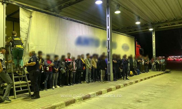 Doi șoferi români, reținuți în Vama Petea, după ce în camionul lor au fost găsiți 50 de migranți ascunși printre electrocasnice