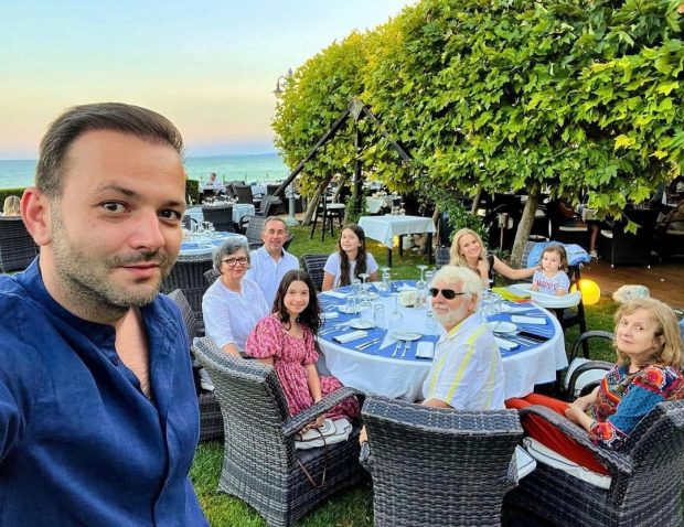 Mihai Morar, reuniune de familie la Balcic, alături de soție, de fetele cuplului, de părinții lui și de socri: „Știi când mi-am dat seama că sunt bogat?”