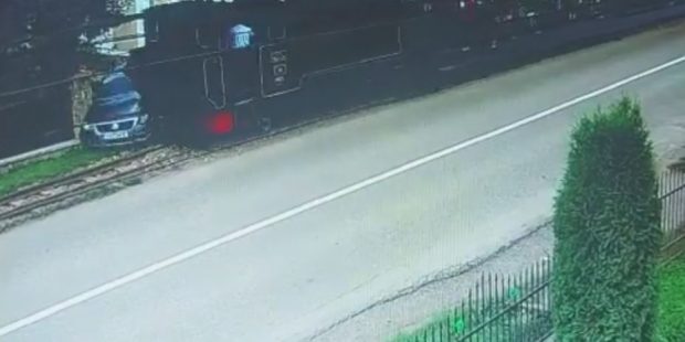 Mocănița de la Moldovița a deraiat din cauza unei șoferițe care nu s-a asigurat – VIDEO