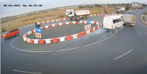 Momentul în care un microbuz lovește în plin o camionetă în sensul giratoriu de la Lețcani – VIDEO
