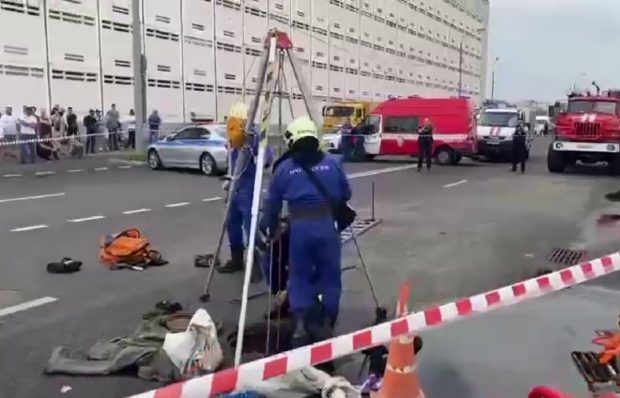 Trei muncitori care curățau o canalizare au fost luați de apă, când a început să plouă torențial, și sunt dați dispăruți, la Moscova
