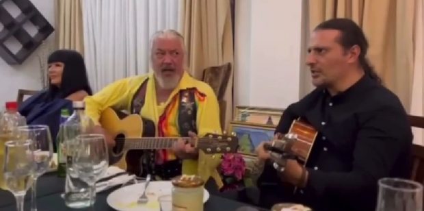 Phoenix i-a cântat la masă lui George Simion, la nuntă. VIDEO cu Nicu Covaci și colegii de trupă dând concert privat pentru liderul AUR