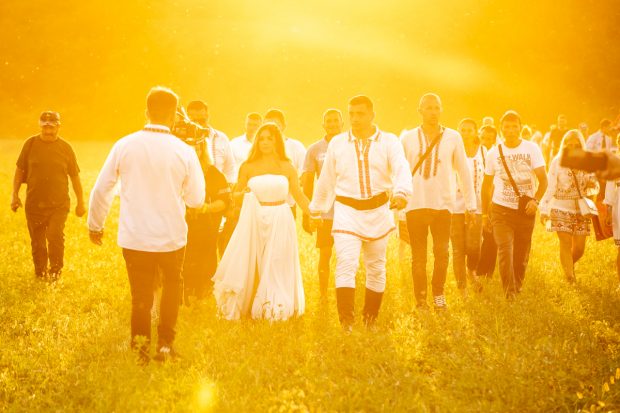 O nuntă și două mirese. Cum a petrecut poporul în vale, iar ceilalți invitați, în deal, la căsătoria „domnului AUR”