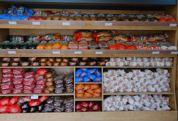 Prețul franzelei continuă să crească – pâinea „de un leu” a ajuns 2,5 lei. Patronat: „Unii comercianți profită de situație”