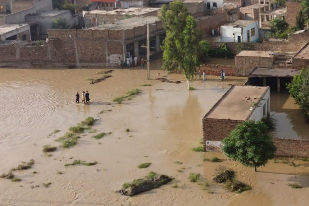Risc de răspândire a bolilor infecțioase în Pakistan, unde numărul oamenilor uciși de inundații a depășit 1.200