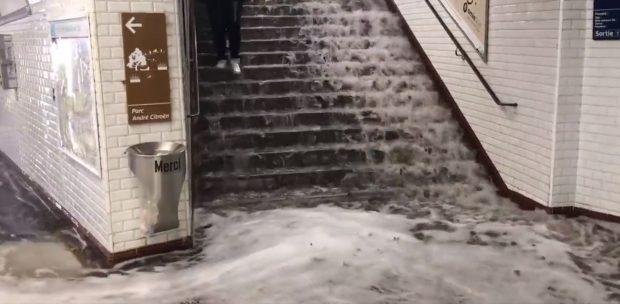 Imagini cu ploaia torențială care a lovit Parisul după valul de caniculă. Mai multe stații de metrou au fost inundate