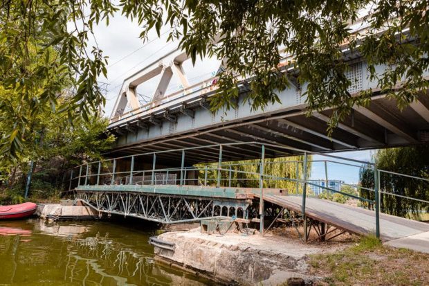 Un pod pietonal mobil va fi construit lângă podul de cale ferată din Parcul Herăstrău pentru traversarea lacului, anunță Nicușor Dan