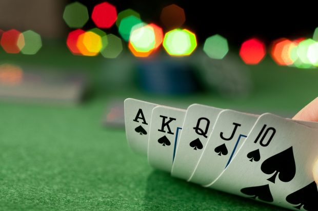 Cum se joacă poker – regulile de bază