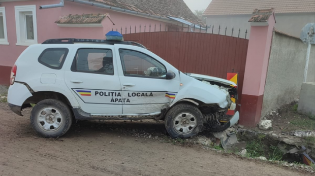 Un adolescent fără permis a furat maşina Poliţiei Locale şi a făcut accident, în comuna Apaţa din Braşov