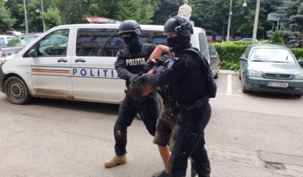 Tânăr încătușat în Botoșani, după ce a atacat o mașină a poliției și a rănit un agent. De la ce a pornit scandalul