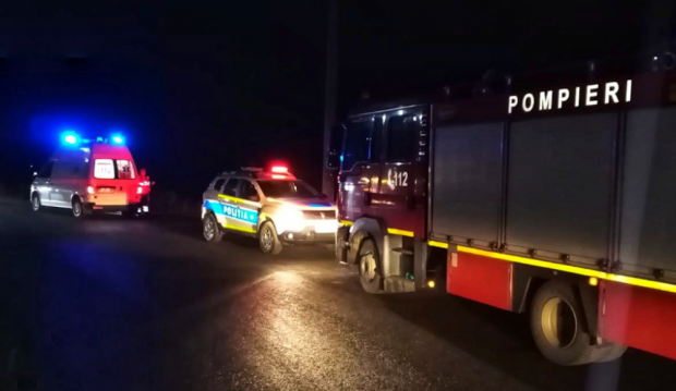 Urmările furtunilor de marți seară: în Brașov, un copac prăbușit a blocat intrarea într-un spital, în București a fost avariat gardul unei biserici