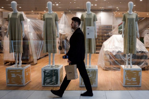 Cum strecoară rușii în țară haine Zara și mobile iPhone, după retragerea firmelor din Rusia. „Totul este perfect legal”