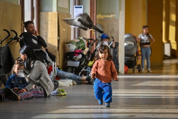 „Voi nu sunteți refugiați”. Reportaj CNN despre discriminarea romilor ucraineni care ajung la București și în alte orașe europene