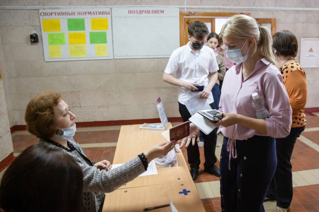 Putin semnează un decret pentru ca familiile din teritoriile ocupate care își trimit copiii la școală să primească 167 de dolari