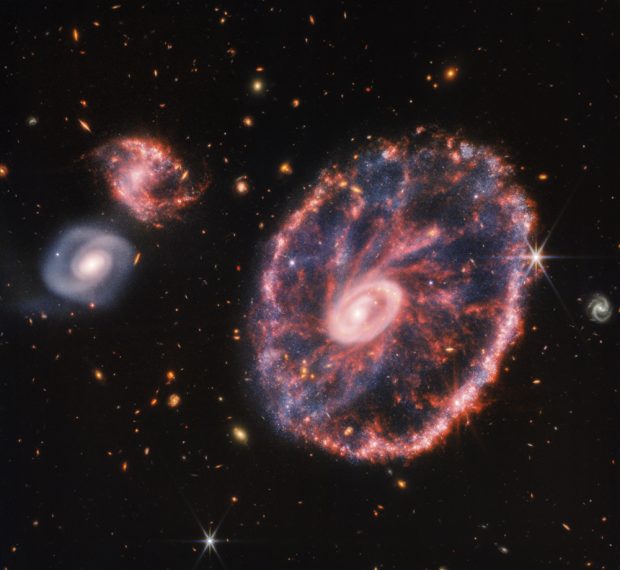 Imagine spectaculoasă cu galaxia „Roata de car”, aflată la 500 de milioane de ani-lumină