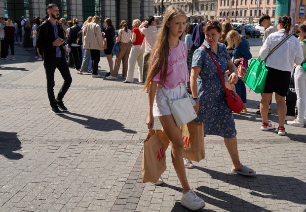 Cozi uriașe la H&M din Moscova. Magazinele, redeschise pentru ultima oară înainte de retragerea completă din Rusia