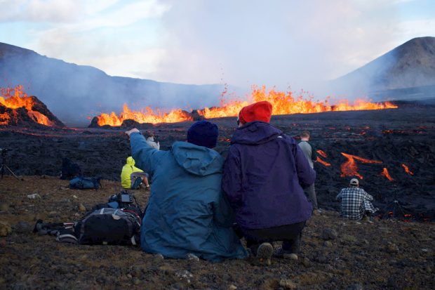 O erupție vulcanică din Islanda, atracție turistică pentru mii de oameni: „Am început să plâng. E atât de frumos”