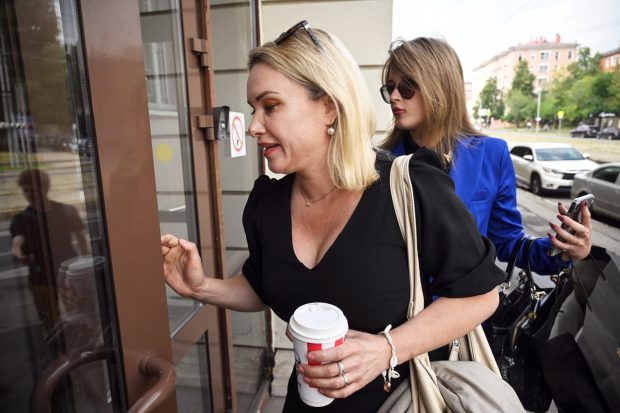 Marina Ovsiannikova, reținută iar de poliția rusă, după ce i s-a percheziționat locuința. Din ce cauză i s-a deschis un nou dosar penal