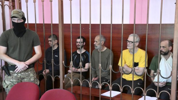 Cinci cetățeni europeni acuzați că sunt mercenari plătiți de ucraineni, judecați de separatiștii din Donețk. Ce pedeapsă riscă