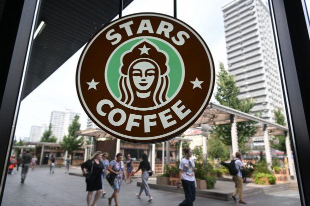 Starbucks „de Rusia” a deschis primul magazin în Moscova. Ce apare pe noul logo al lanțului de cafenele, preluat de un rapper pro-Kremlin